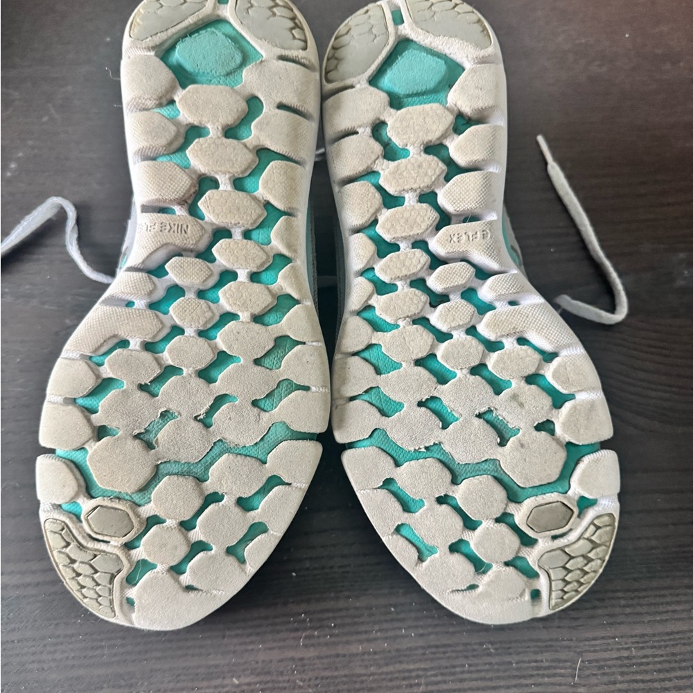 Nike Women’s Light Gray and Teal Athletic Sneakers - Picture 4 of 5